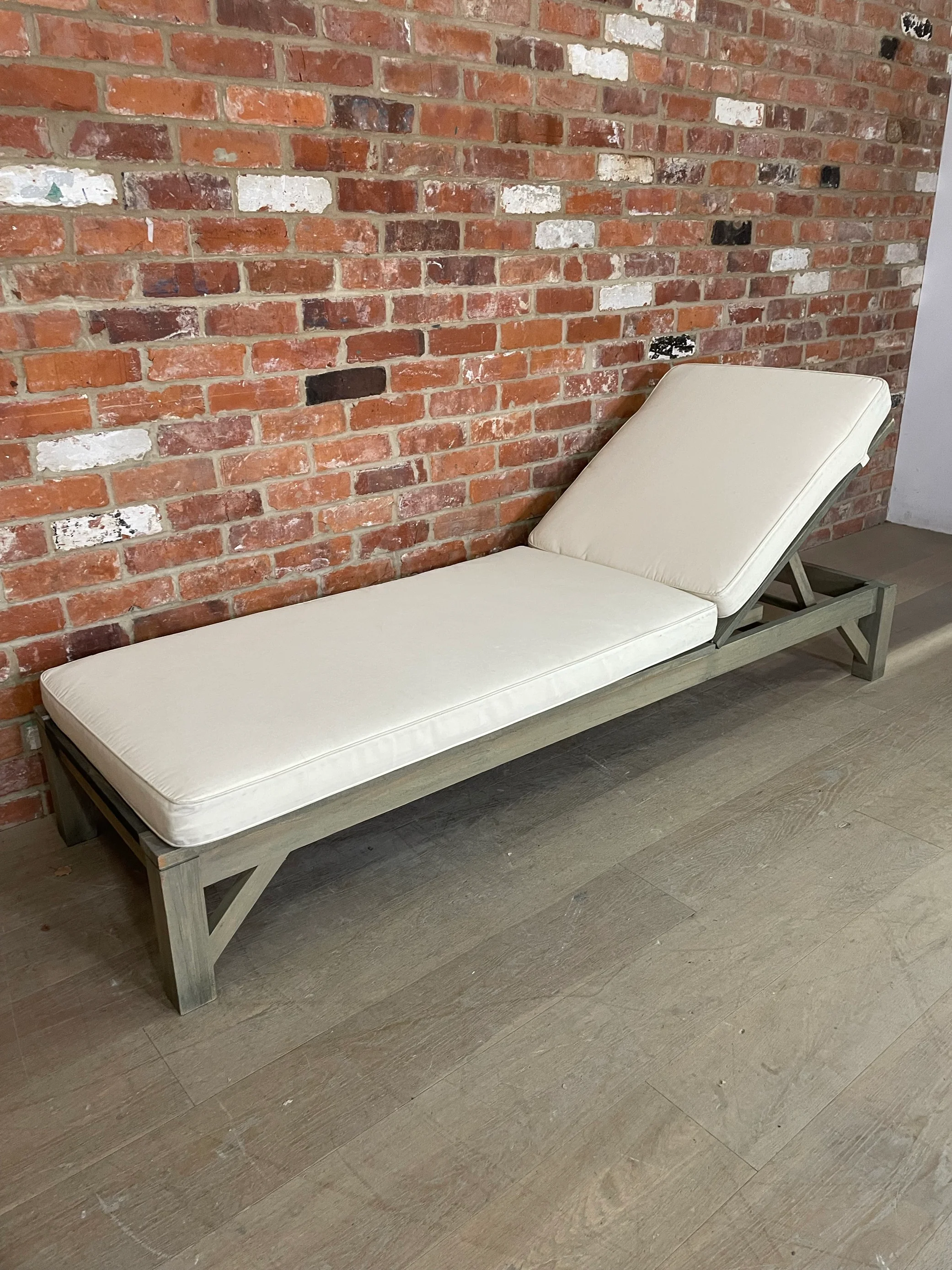 Harmondsworth Sunlounger with Natural Cushion - Image 3