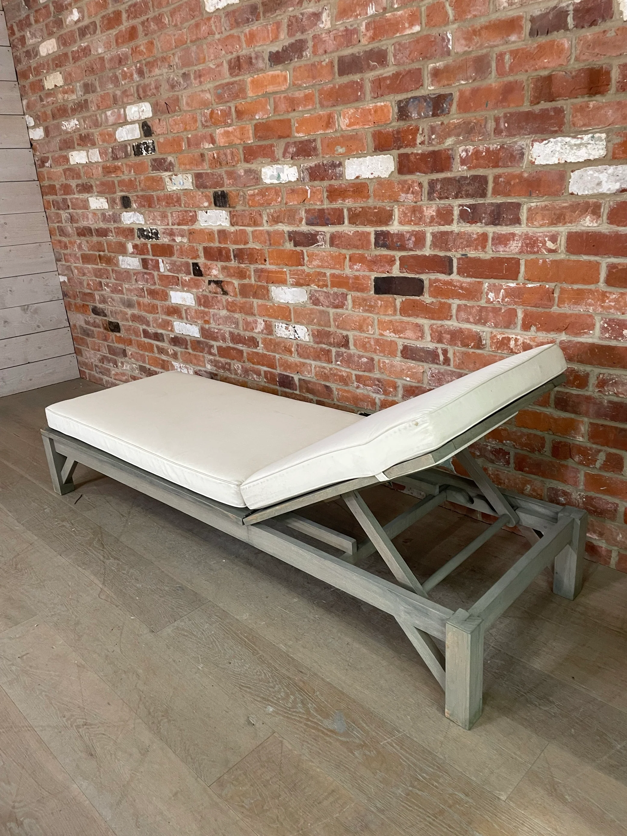 Harmondsworth Sunlounger with Natural Cushion - Image 3