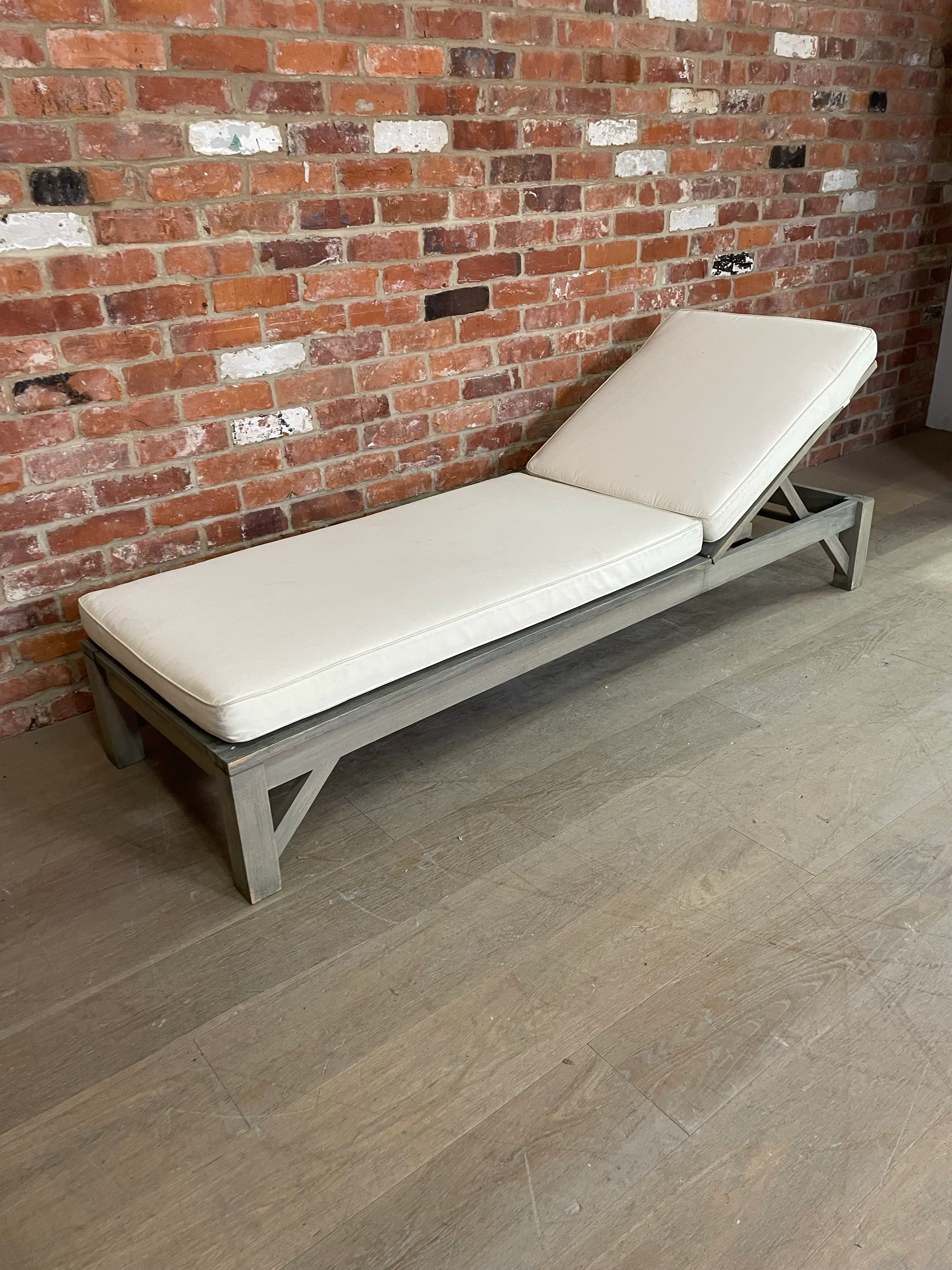 Harmondsworth Sunlounger with Natural Cushion - Image 4