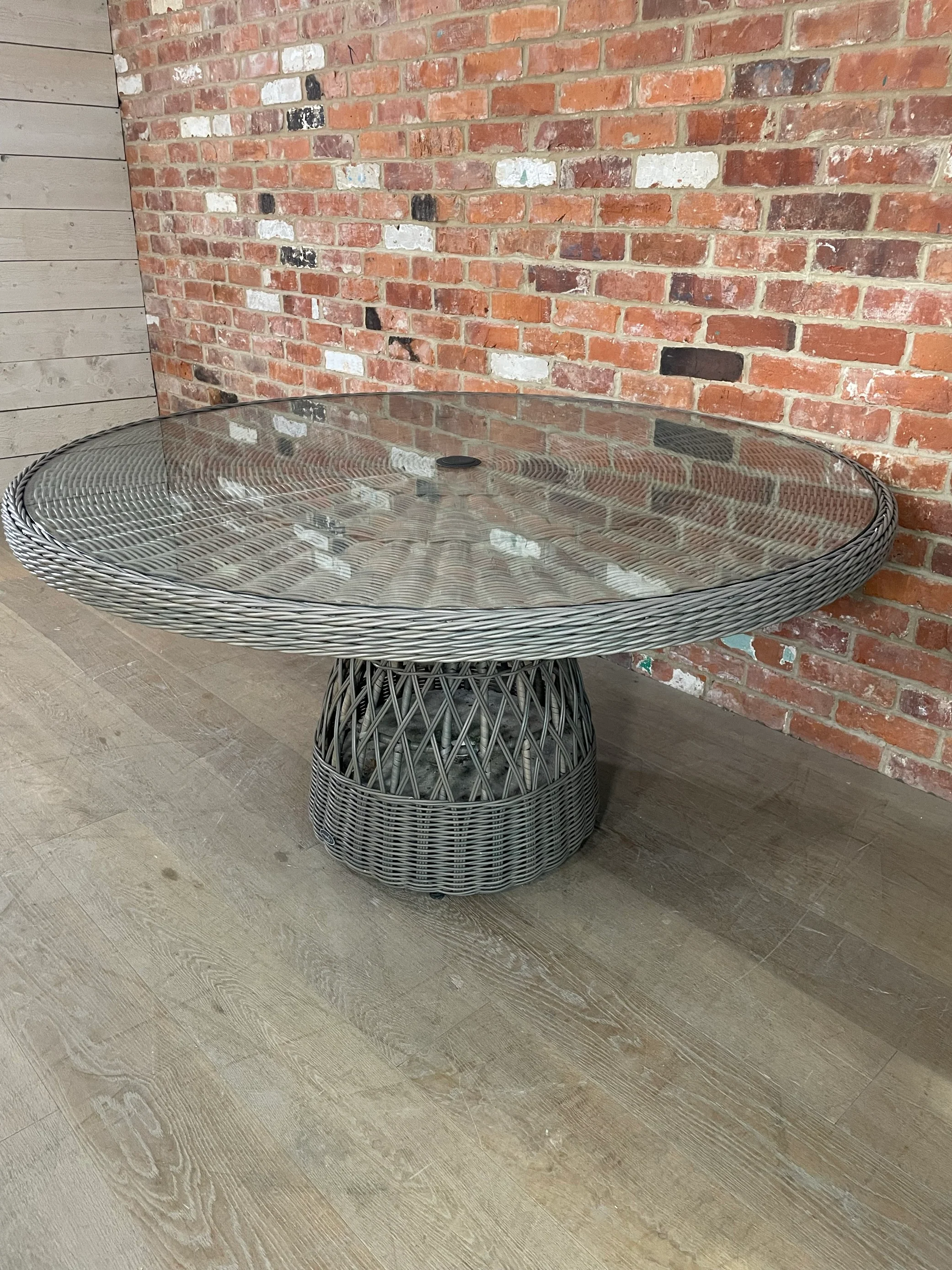 Harrington 4 Seater Round Table - Image 3