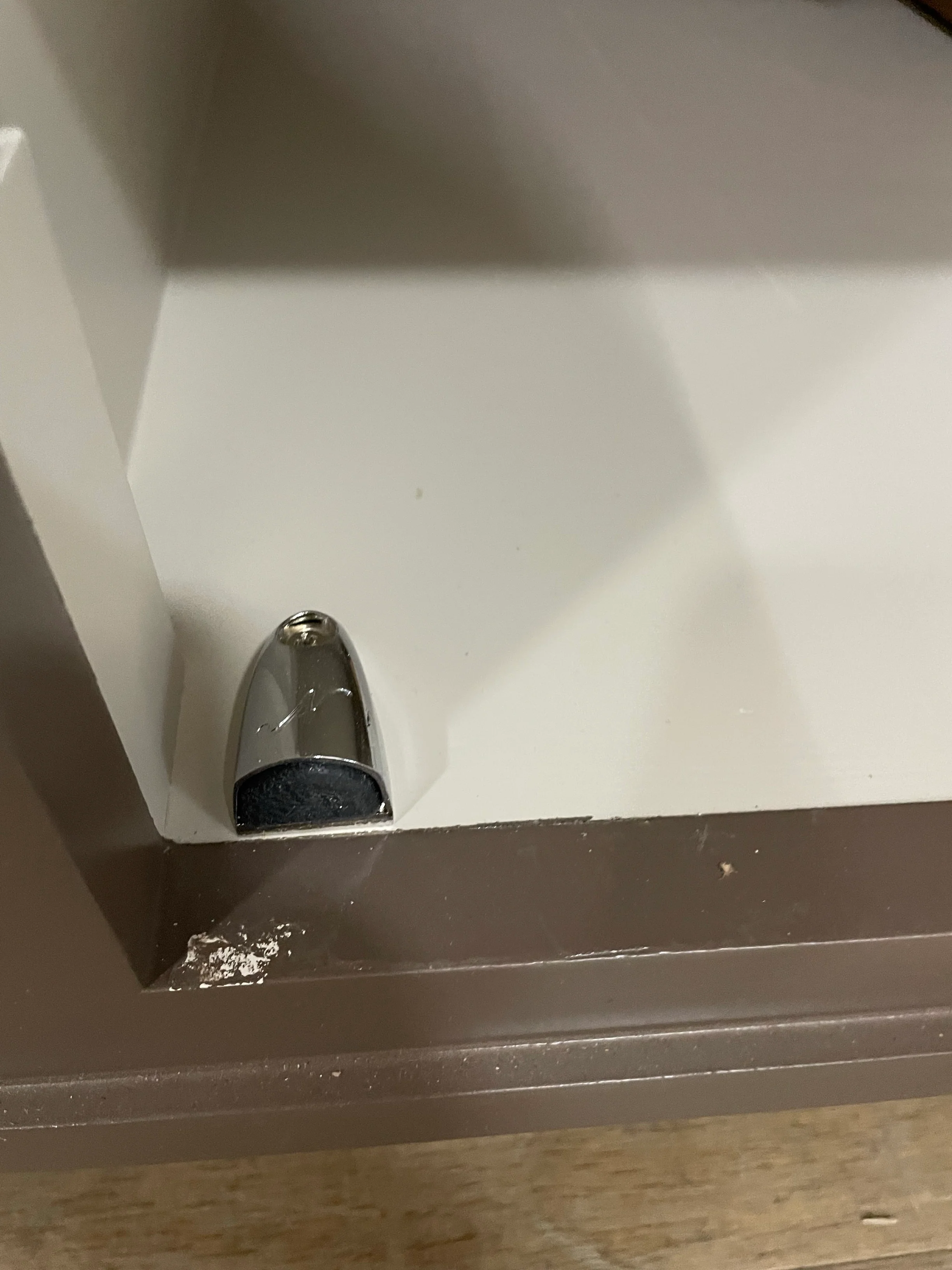 Suffolk 5ft Contemporary Glazed Dresser - Saddle - Image 10