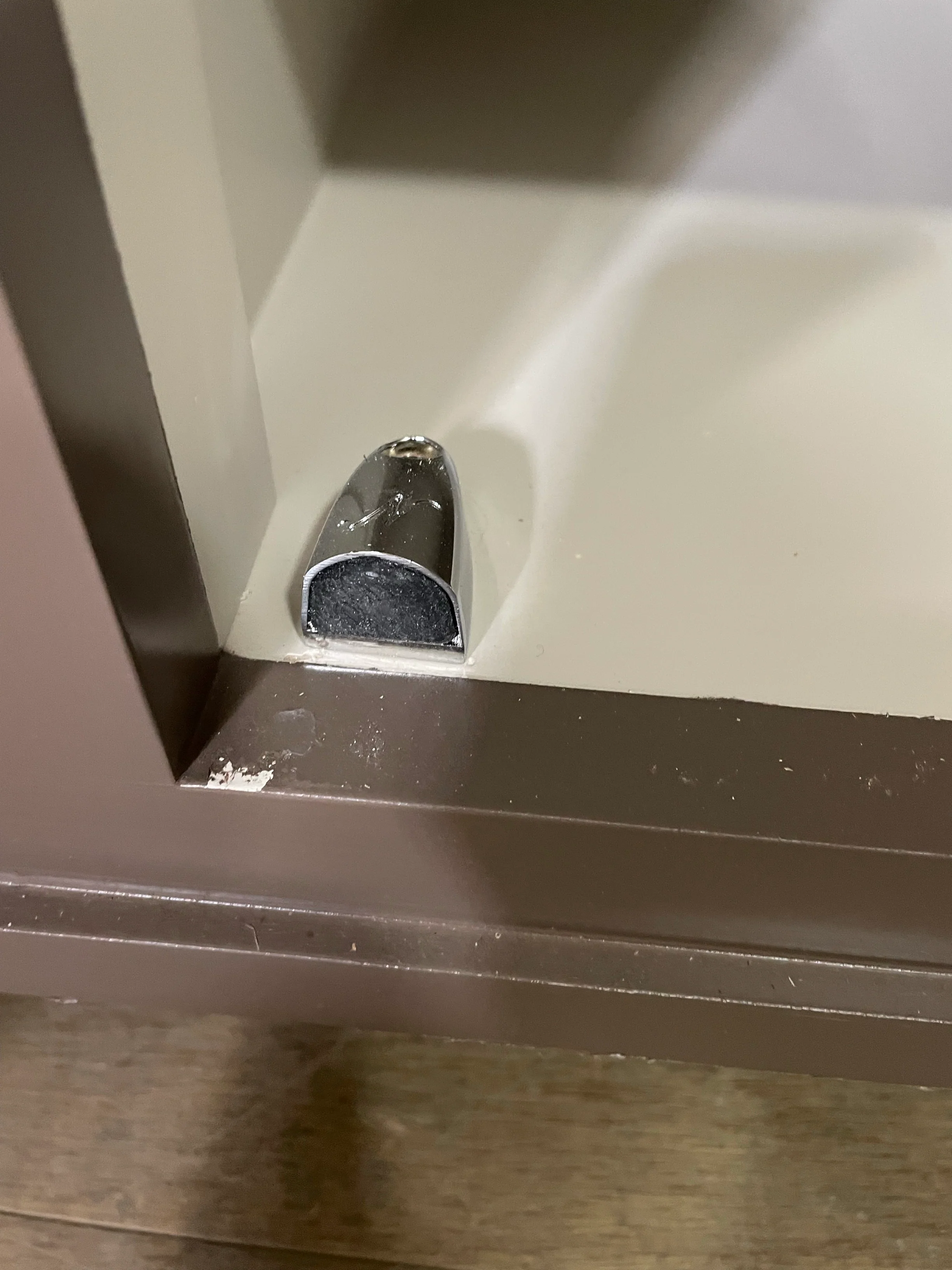 Suffolk 5ft Contemporary Glazed Dresser - Saddle - Image 12