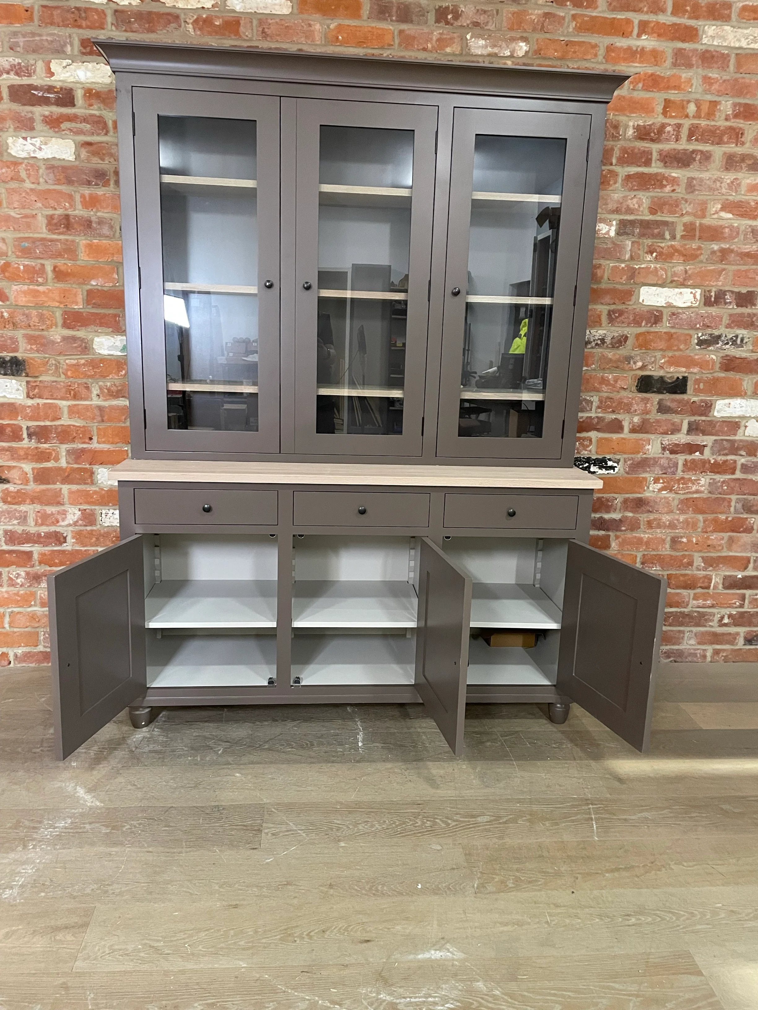 Suffolk 5ft Contemporary Glazed Dresser - Saddle - Image 3