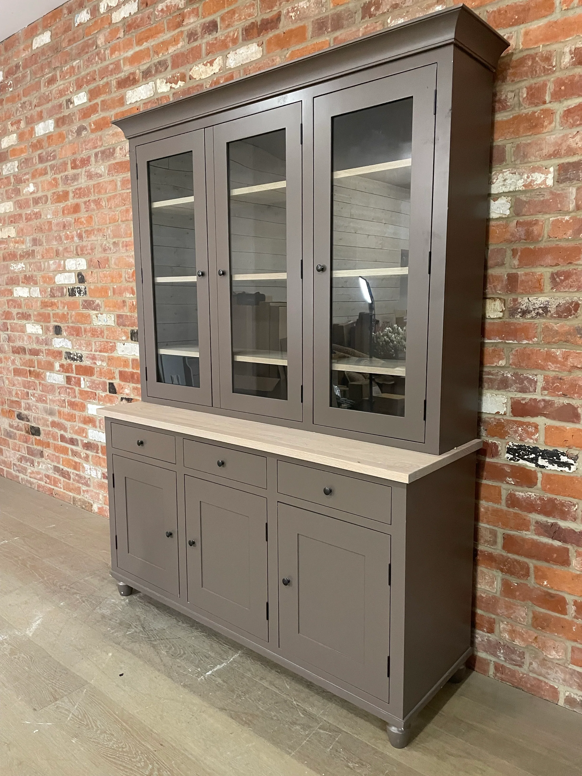 Suffolk 5ft Contemporary Glazed Dresser - Saddle - Image 4