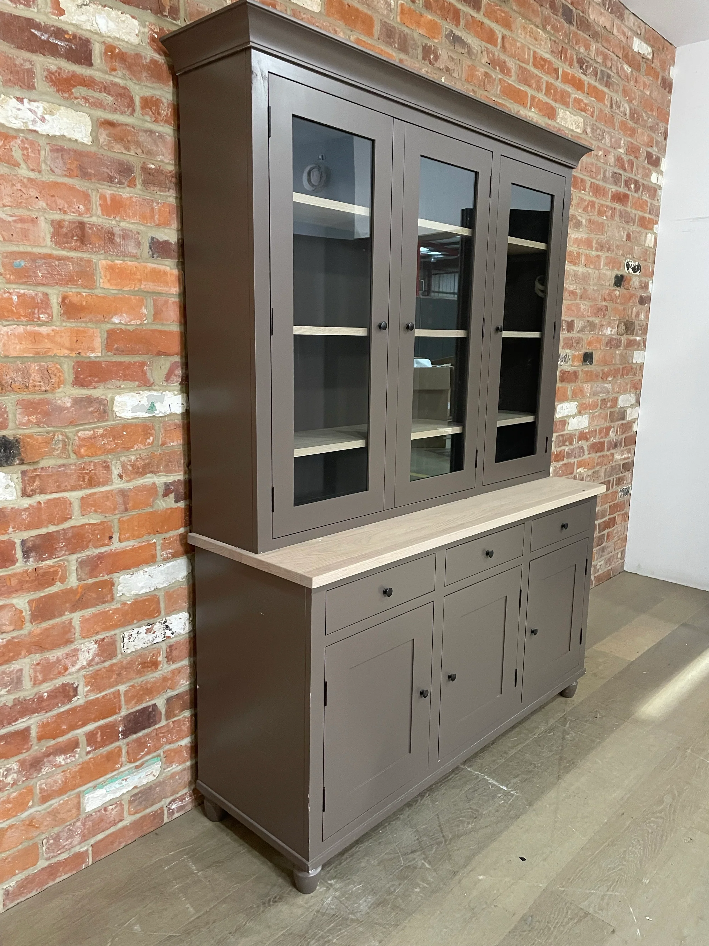 Suffolk 5ft Contemporary Glazed Dresser - Saddle - Image 5