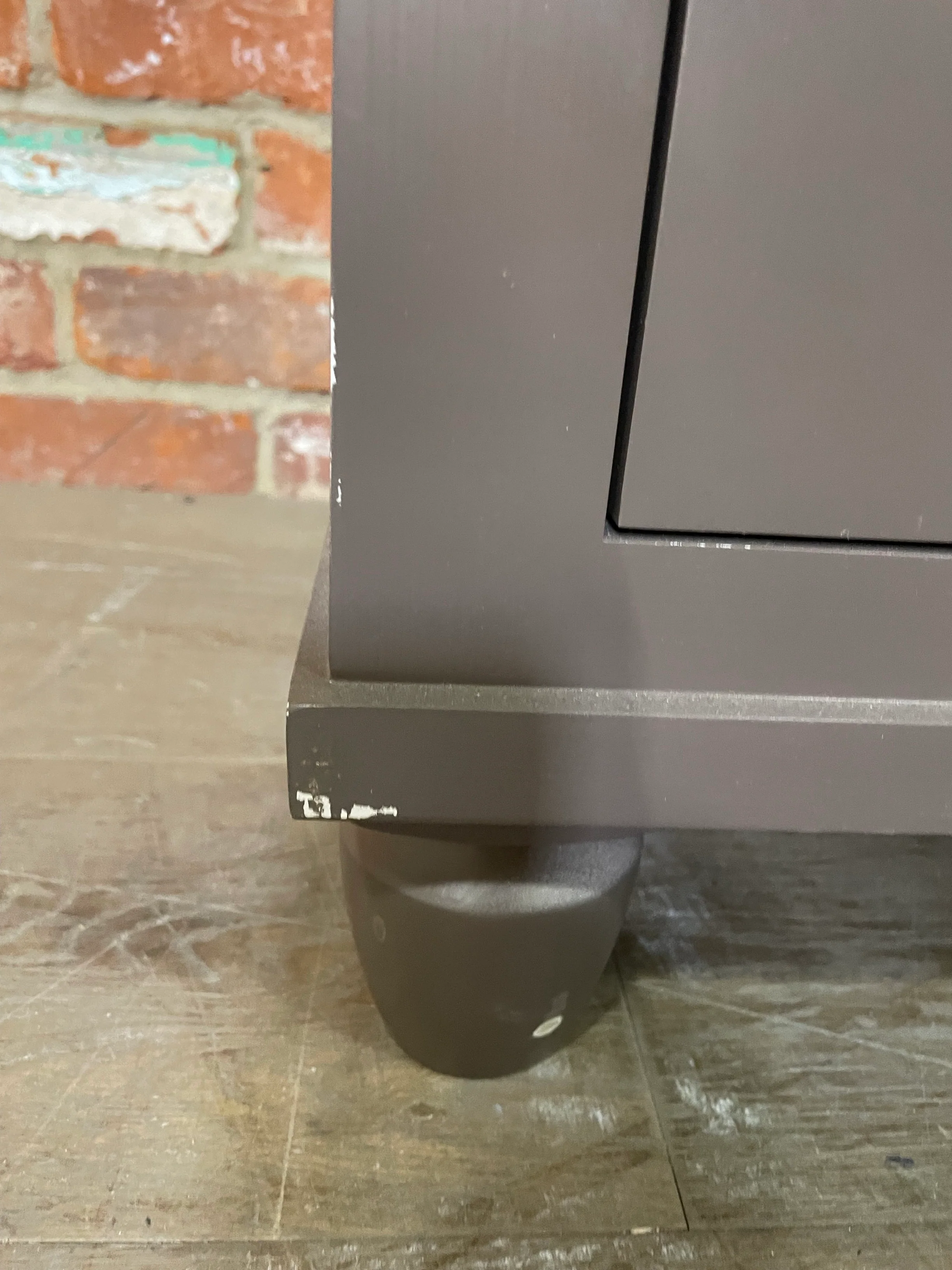 Suffolk 5ft Contemporary Glazed Dresser - Saddle - Image 8